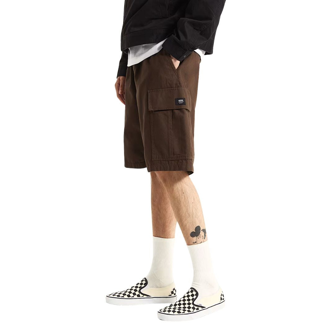 Detalle lateral de Vans Range Cargo Shorts marrón con bolsillo cargo plisado, solapa con botón oculto y etiqueta Vans, corte loose fit.