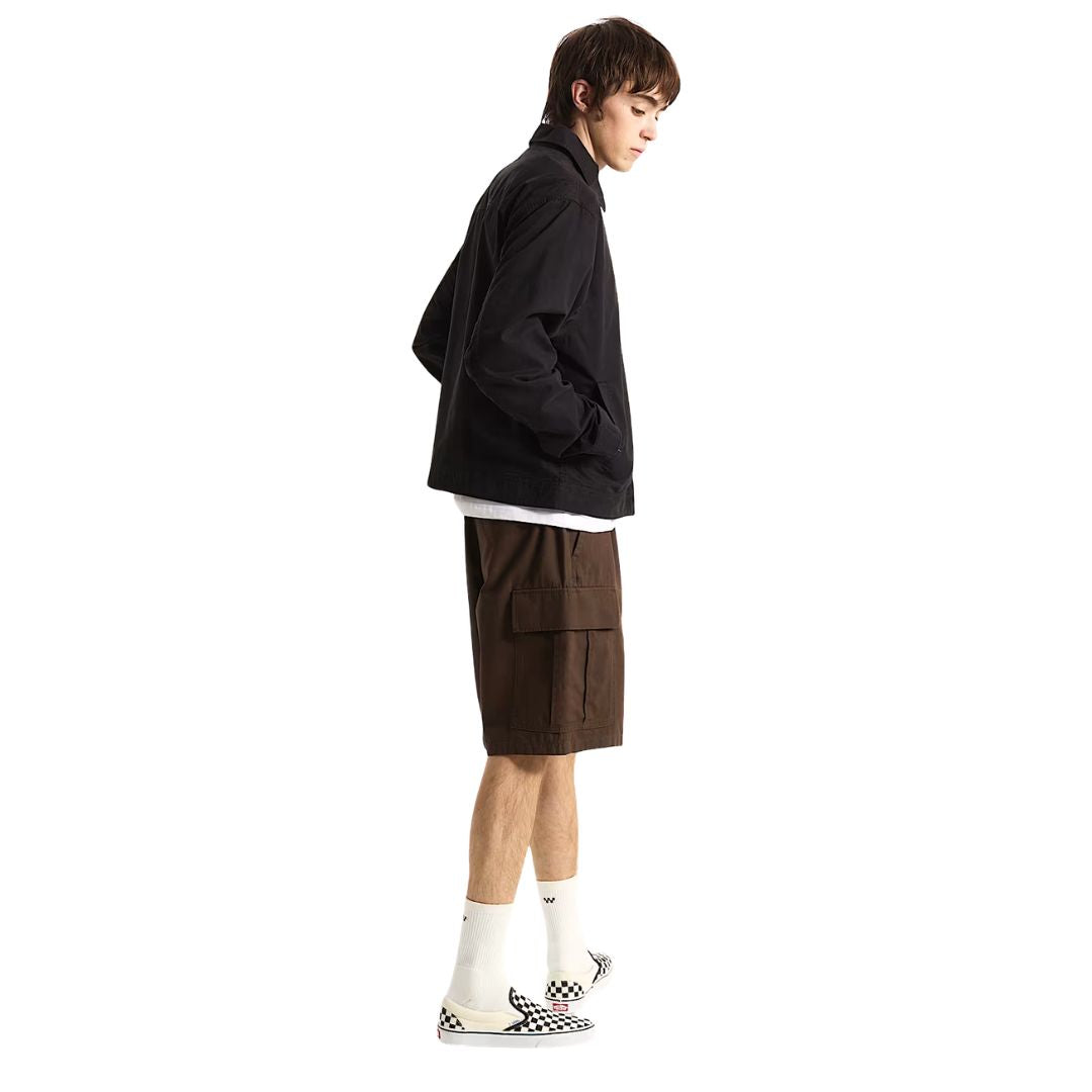 Perfil lateral de Vans Range Cargo Shorts marrón en corte loose fit con bolsillos cargo funcionales, cintura elástica y diseño streetwear versátil.