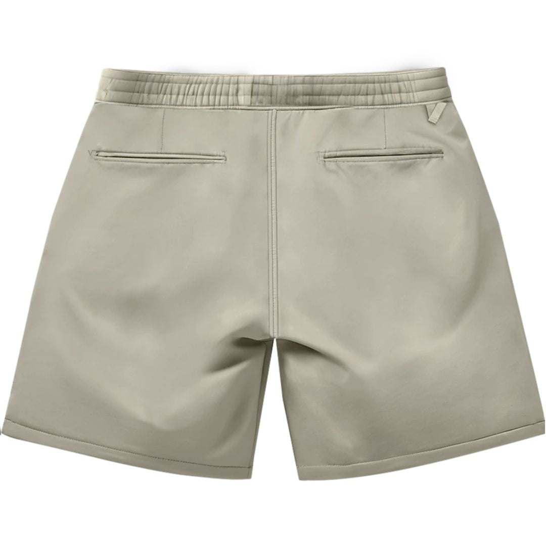 Vans Range Relaxed Sport Short color oatmeal vista trasera, pantalón corto deportivo relaxed fit con bolsillos traseros y cintura elástica.