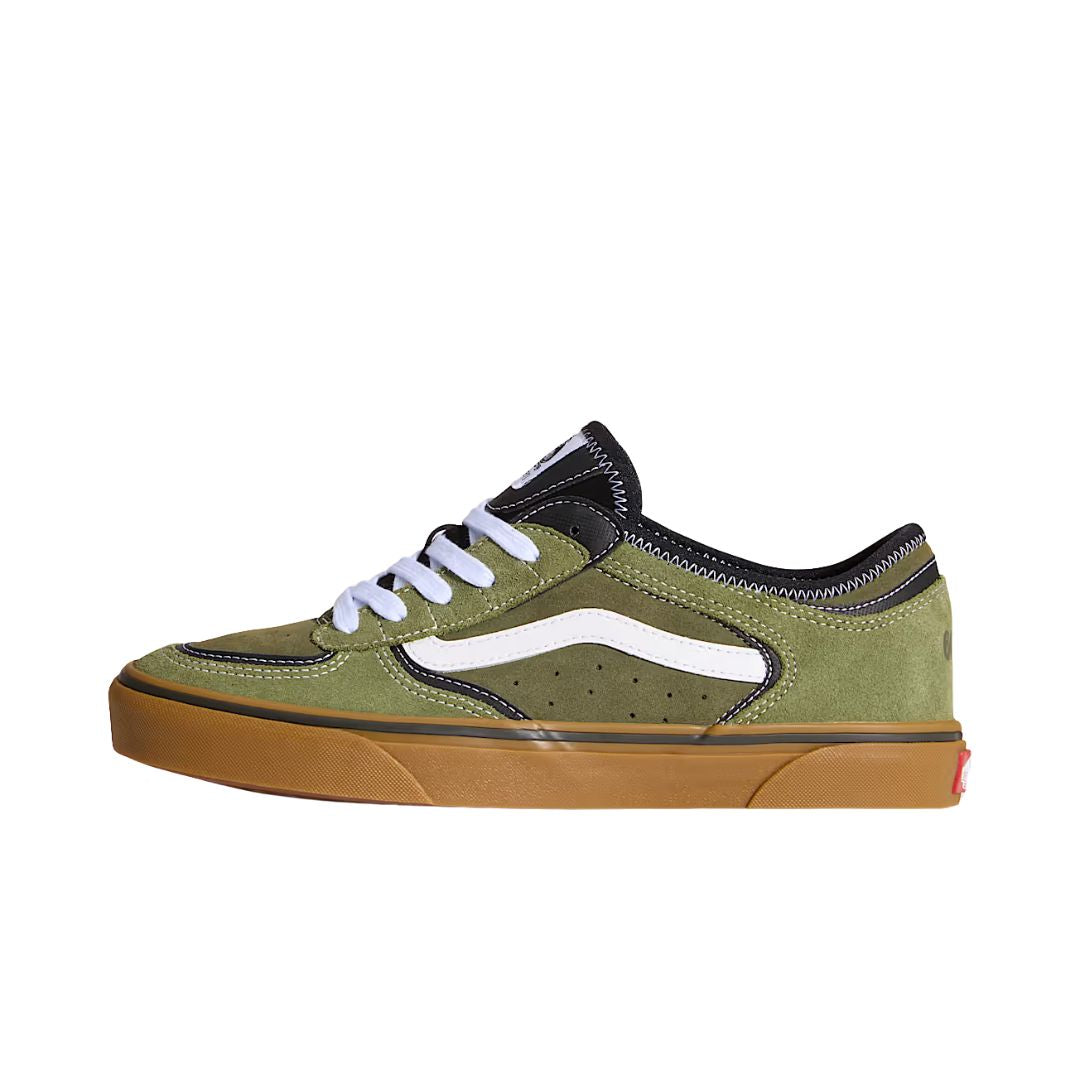 Vans Rowley Classic Shoes color Aged Green con upper de ante verde oliva, Sidestripe™ blanca, cordones blancos y suela waffle gum.