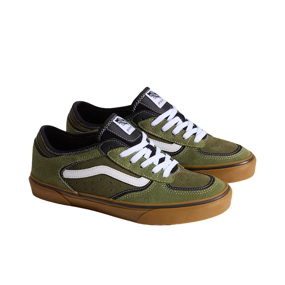 Perfil lateral Vans Rowley Classic Aged Green con Sidestripe™ blanca, paneles de ante verde y suela waffle en goma caramelo.