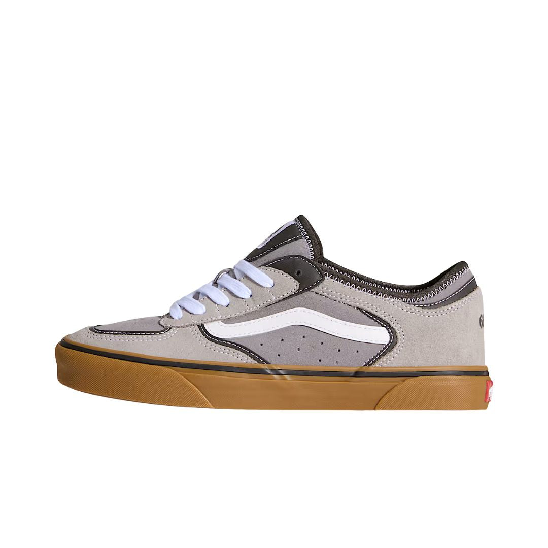 Vans Rowley Classic Shoes color Frost Gray con upper de ante gris, Sidestripe™ blanca, cordones blancos y suela waffle vulcanizada en goma caramelo.
