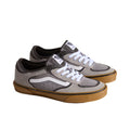 Perfil lateral Vans Rowley Classic Frost Gray con paneles de ante gris, detalles marrón oscuro y suela vulcanizada color caramelo.