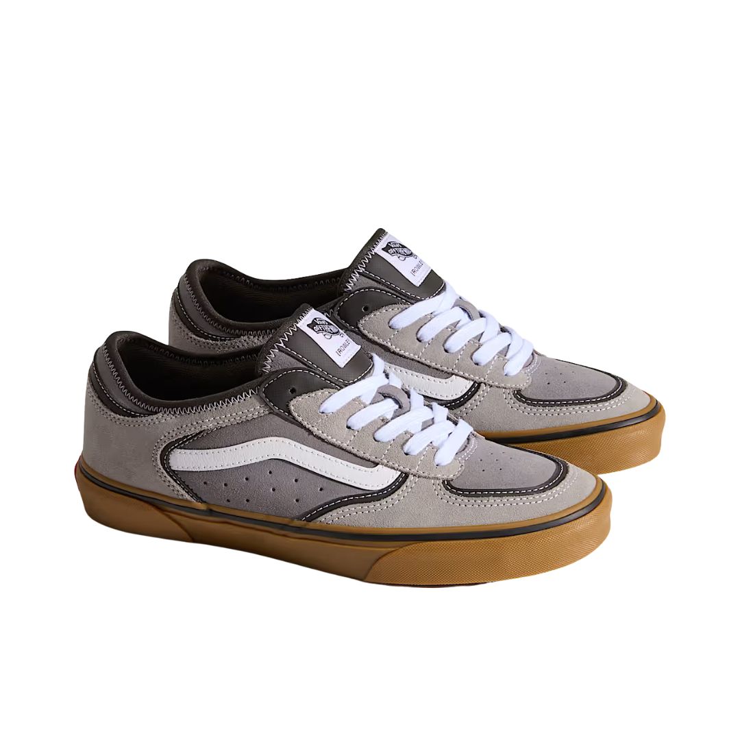 Perfil lateral Vans Rowley Classic Frost Gray con paneles de ante gris, detalles marrón oscuro y suela vulcanizada color caramelo.
