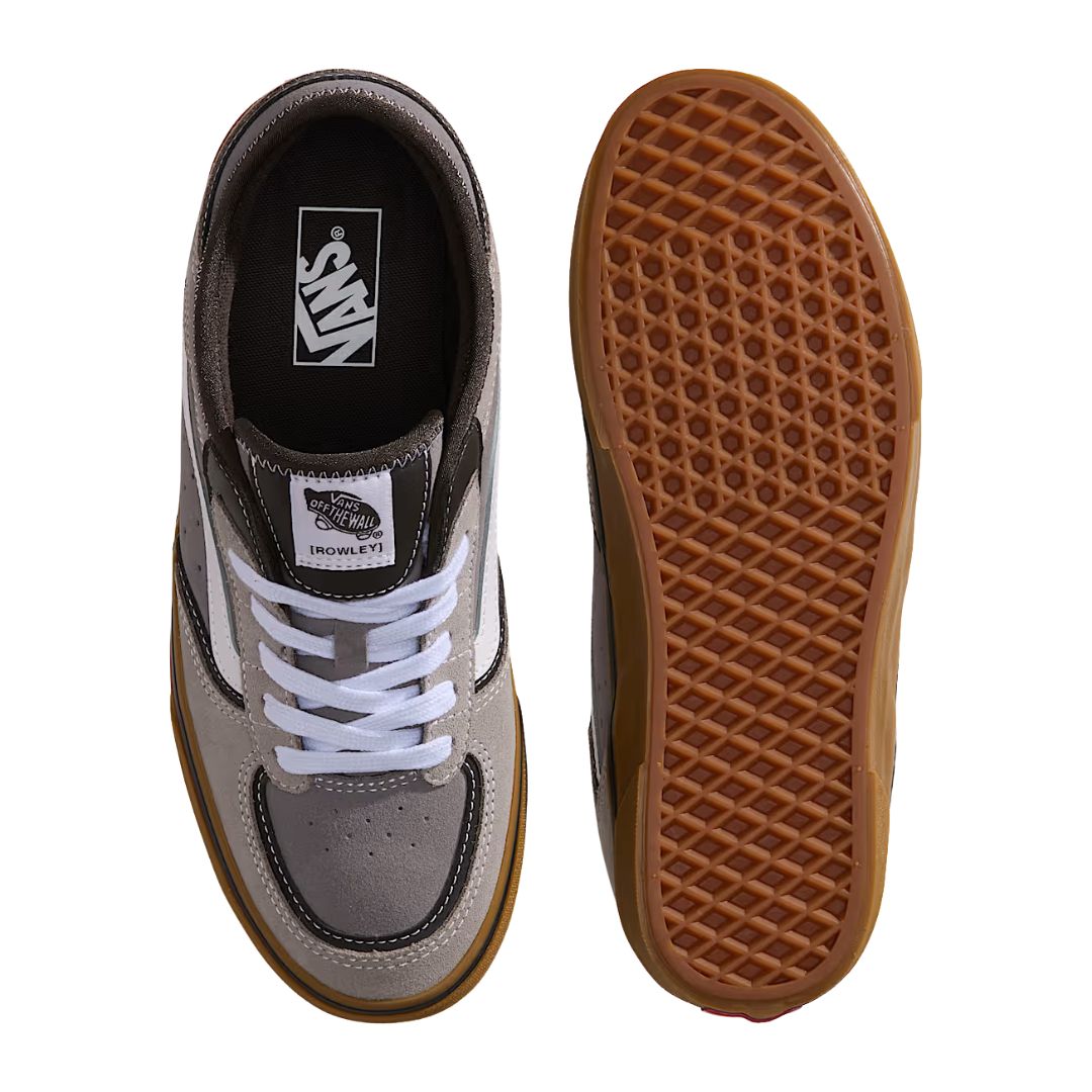 Vans Rowley Classic Frost Gray vista superior y suela, zapatillas skate con cordones blancos, lengüeta Rowley y patrón waffle para máximo agarre.