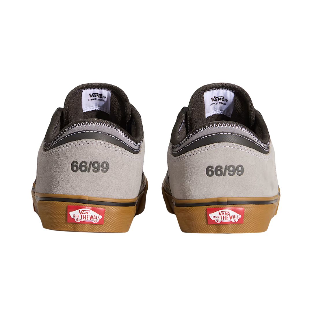 Vista trasera Vans Rowley Classic Frost Gray con detalle 66/99 en talón, etiqueta roja Off The Wall y suela waffle color gum.