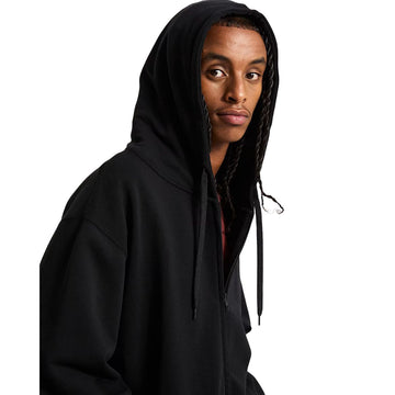 Detalle del rostro y capucha de la sudadera Vans Salton Loose FT FZ PO negra.