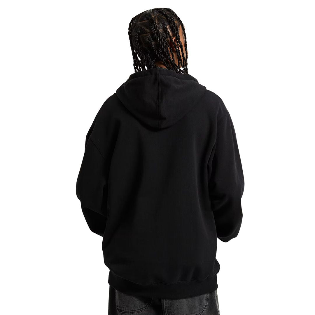 Vista trasera del modelo con la sudadera Vans Salton Loose FT FZ PO negra y capucha puesta.