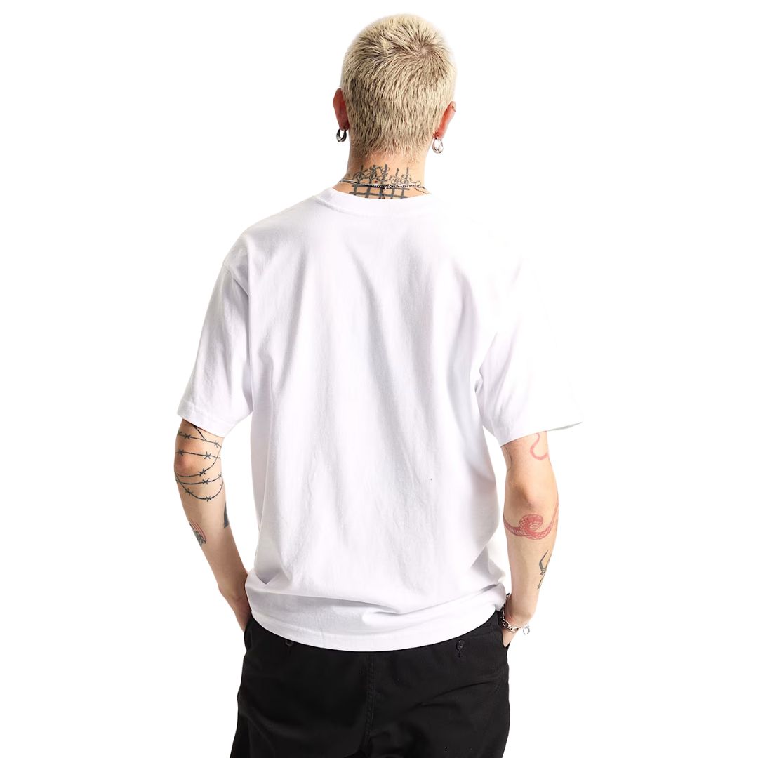 Camiseta Vans Salton Loose blanca, modelo mostrando la espalda, fit relajado.