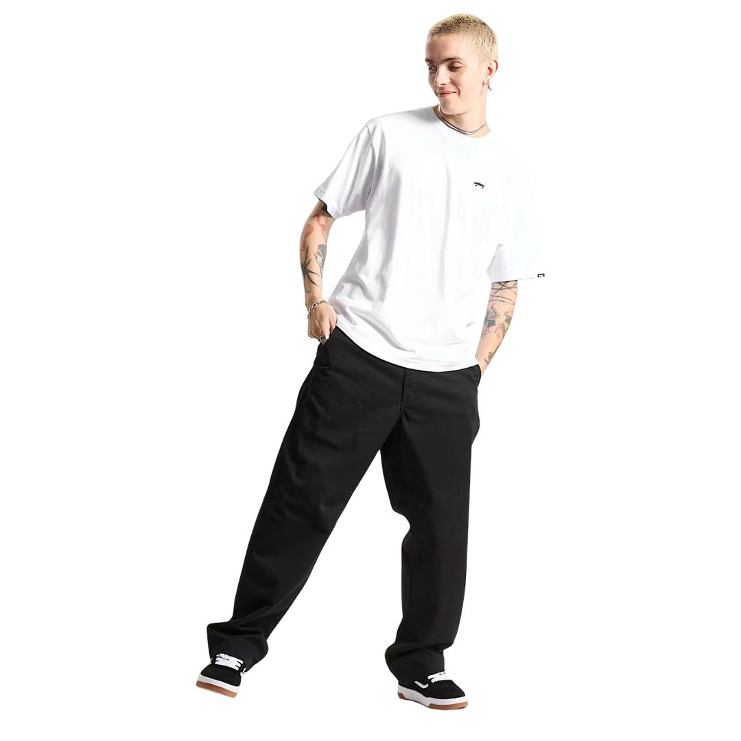 Camiseta Vans Salton Loose blanca, look completo con pantalón negro y zapatillas Vans.