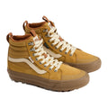 Vans Sk8-Hi Waterproof Insulated par de zapatillas altas en marrón con banda lateral crema, cordones claros, tiradores metálicos y suela de goma con dibujo de tacos.