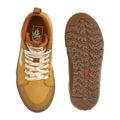 Vans Sk8-Hi Waterproof Insulated vista superior de la zapatilla alta en marrón con cordones claros, junto a la suela All-Trac con dibujo de tacos y etiqueta roja Vans.