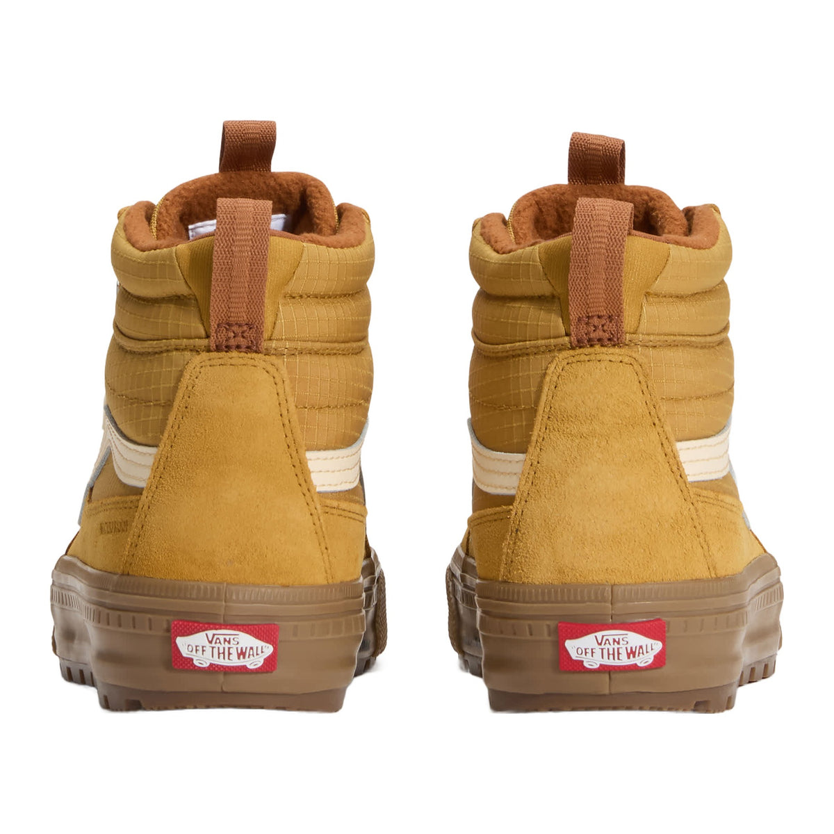 Vans Sk8-Hi Waterproof Insulated vista trasera del par de zapatillas altas en marrón con refuerzo del talón, banda crema y etiqueta Off The Wall sobre suela de goma.