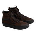 Vans Sk8-Hi Waterproof Insulated par de zapatillas altas en marrón Demitasse Brown con ante, tejido ripstop y suela oscura All-Trac con tacos, en perspectiva tres cuartos.