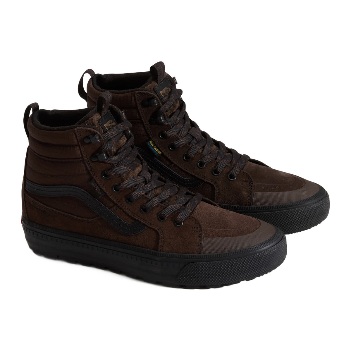 Vans Sk8-Hi Waterproof Insulated par de zapatillas altas en marrón Demitasse Brown con ante, tejido ripstop y suela oscura All-Trac con tacos, en perspectiva tres cuartos.