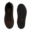 Vans Sk8-Hi Waterproof Insulated vista superior de la zapatilla alta en marrón Demitasse Brown con cordones oscuros, junto a la suela All-Trac con tacos y etiqueta roja.
