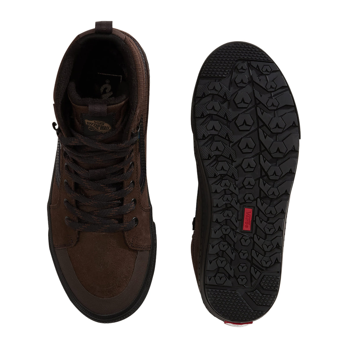 Vans Sk8-Hi Waterproof Insulated vista superior de la zapatilla alta en marrón Demitasse Brown con cordones oscuros, junto a la suela All-Trac con tacos y etiqueta roja.