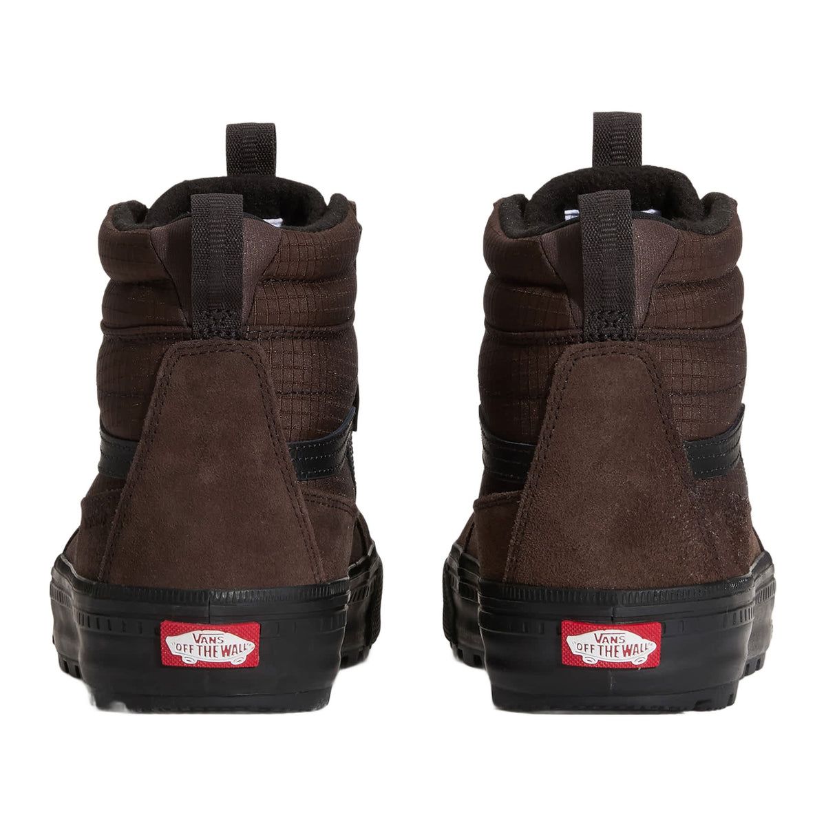 Vans Sk8-Hi Waterproof Insulated vista trasera del par de zapatillas altas en marrón Demitasse Brown con tira trasera, refuerzo de ante y etiqueta Off The Wall en la suela.