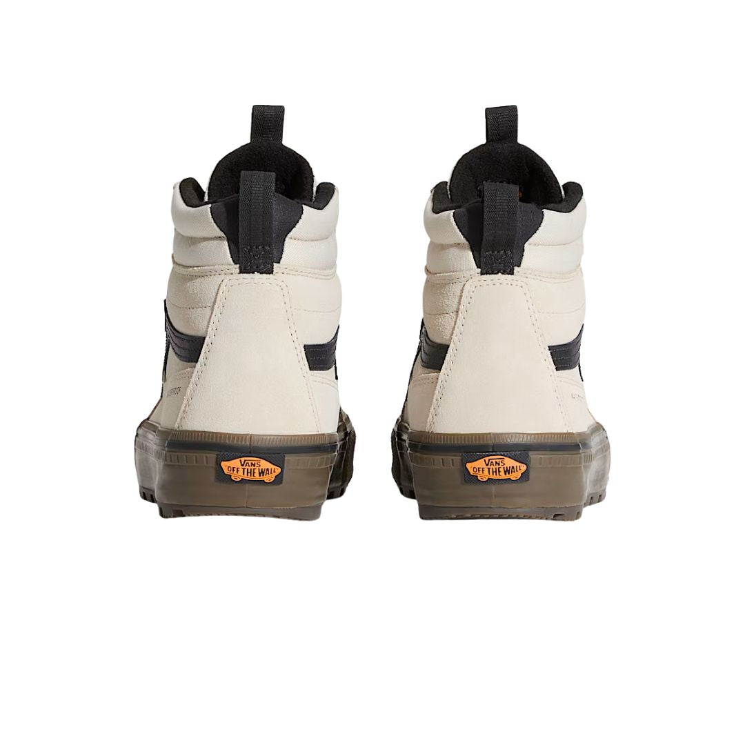 Zapatillas Vans Sk8-Hi Waterproof Insulated color oatmeal beige y negro, vista trasera mostrando talones con logo Vans Off The Wall.