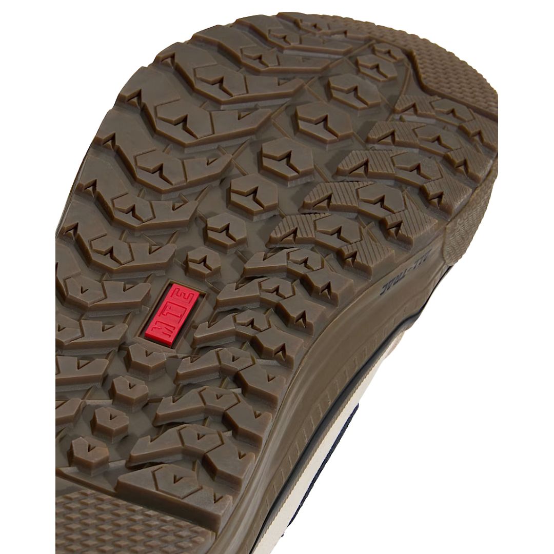 Vans Sk8-Hi Waterproof Insulated color oatmeal beige y negro, vista de la suela All-Trac con tacos de tracción.