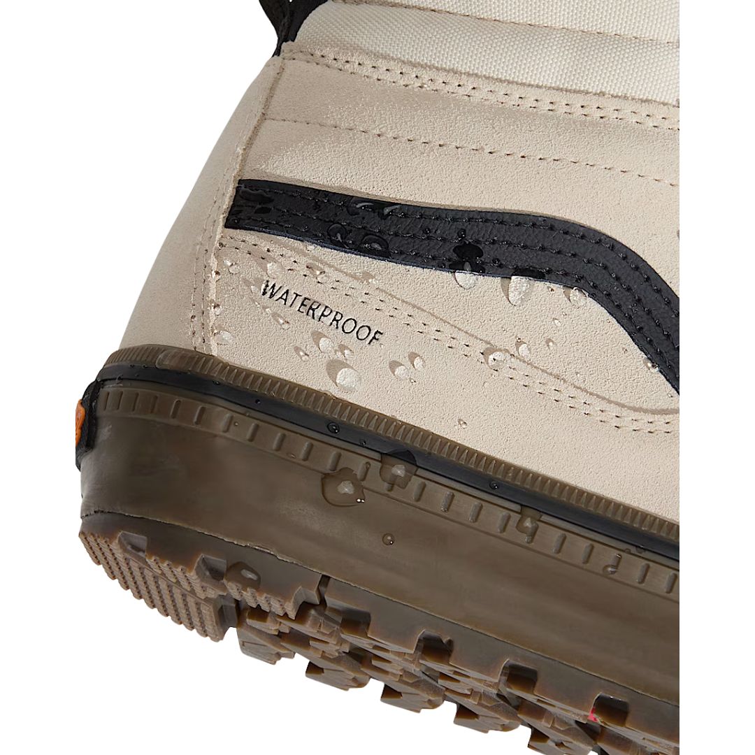 Vans Sk8-Hi Waterproof Insulated color oatmeal beige y negro, detalle trasero impermeable con gotas de agua