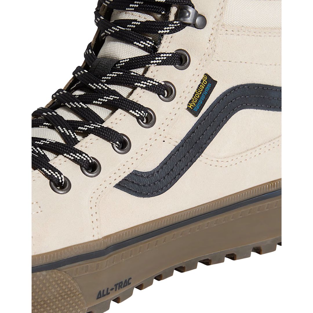 Vans Sk8-Hi Waterproof Insulated color oatmeal beige y negro, detalle lateral con cordones y etiqueta HydroGuard.
