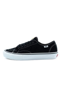 Vans Skate AVE Classic en negro y blanco, vista lateral del zapato izquierdo con empeine de ante negro, costuras blancas contrastadas y suela blanca acanalada.