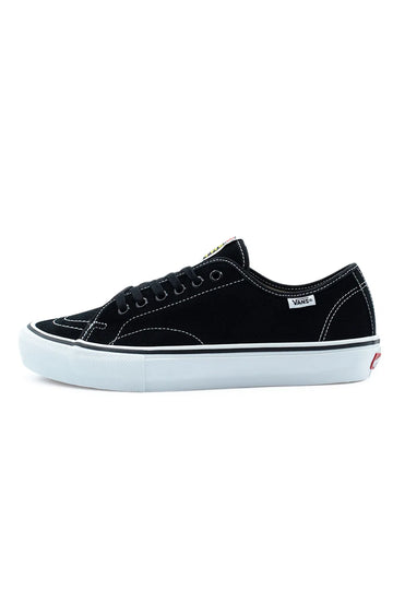 Vans Skate AVE Classic en negro y blanco, vista lateral del zapato izquierdo con empeine de ante negro, costuras blancas contrastadas y suela blanca acanalada.