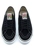 Par de Vans Skate AVE Classic en negro y blanco visto desde arriba, con cordones negros trenzados y la etiqueta Vans Off The Wall bordada en la lengüeta.