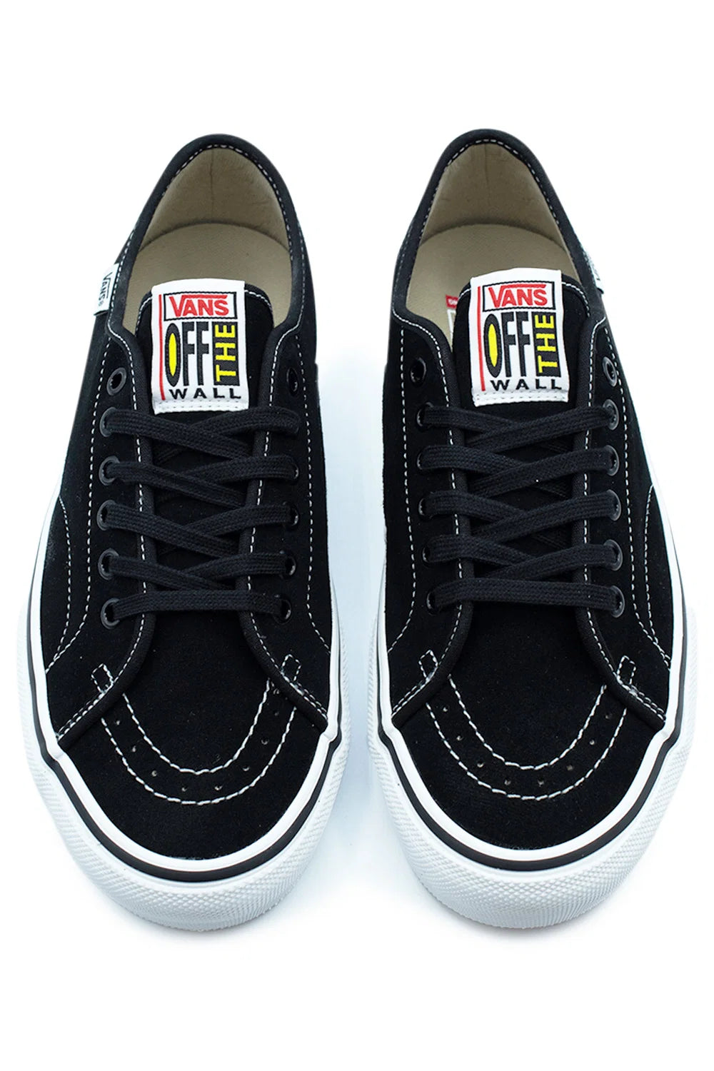 Par de Vans Skate AVE Classic en negro y blanco visto desde arriba, con cordones negros trenzados y la etiqueta Vans Off The Wall bordada en la lengüeta.