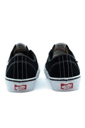Vista trasera del par de Vans Skate AVE Classic en negro y blanco, con talonera reforzada, doble pespunte y el parche rojo Vans Off The Wall Skateboarding.