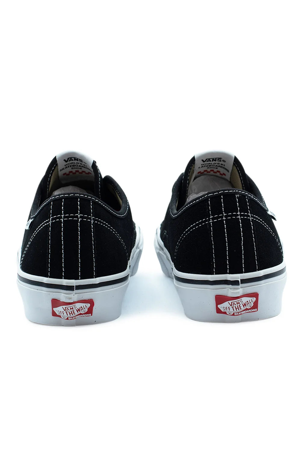 Vista trasera del par de Vans Skate AVE Classic en negro y blanco, con talonera reforzada, doble pespunte y el parche rojo Vans Off The Wall Skateboarding.