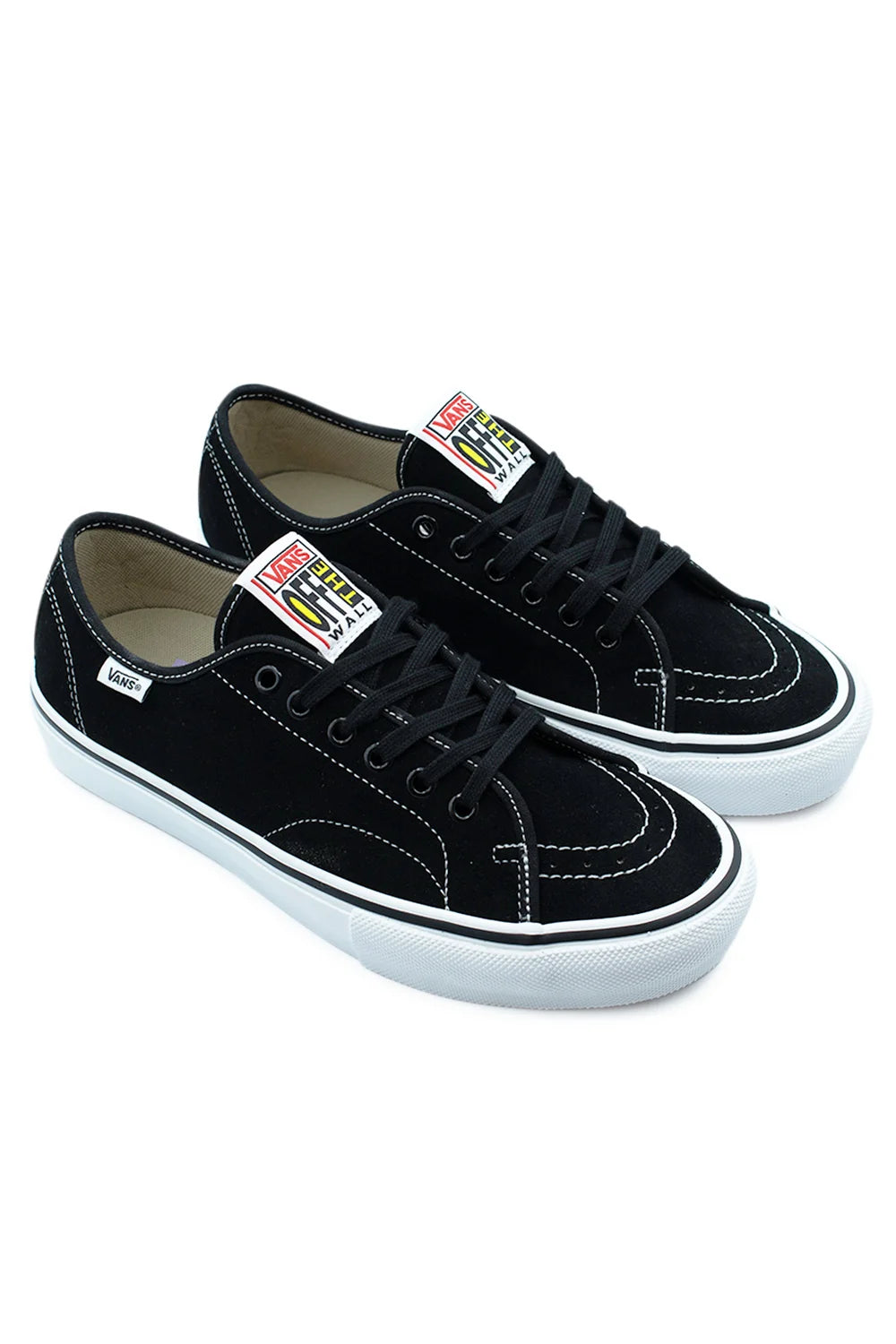 Vans Skate AVE Classic en negro y blanco en perspectiva de tres cuartos, mostrando el perfil bajo, la puntera de ante reforzada y la suela blanca acanalada.