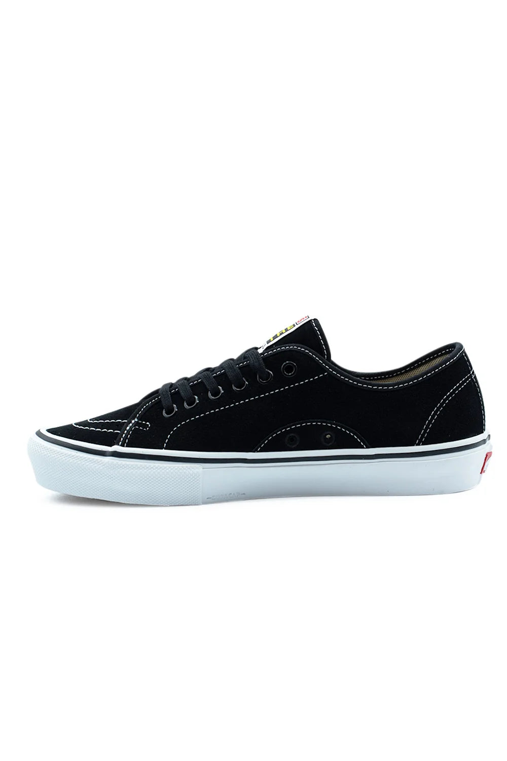 Zapatilla Vans Skate AVE Classic en negro y blanco vista de perfil, con empeine de ante, ojales metálicos, banda lateral de goma blanca y detalle Curacao en la suela.