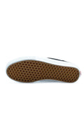 Suela de las Vans Skate AVE Classic en negro y blanco, con patrón waffle de goma tono gum, puntera y talón en blanco y logo Vans Off The Wall grabado en el talón.