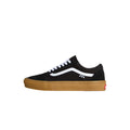 Vista lateral de las zapatillas Vans Skate Old Skool black gum mostrando la icónica Sidestripe blanca.