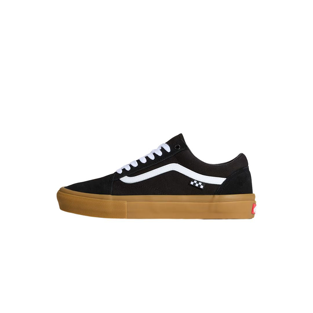 Vista lateral de las zapatillas Vans Skate Old Skool black gum mostrando la icónica Sidestripe blanca.