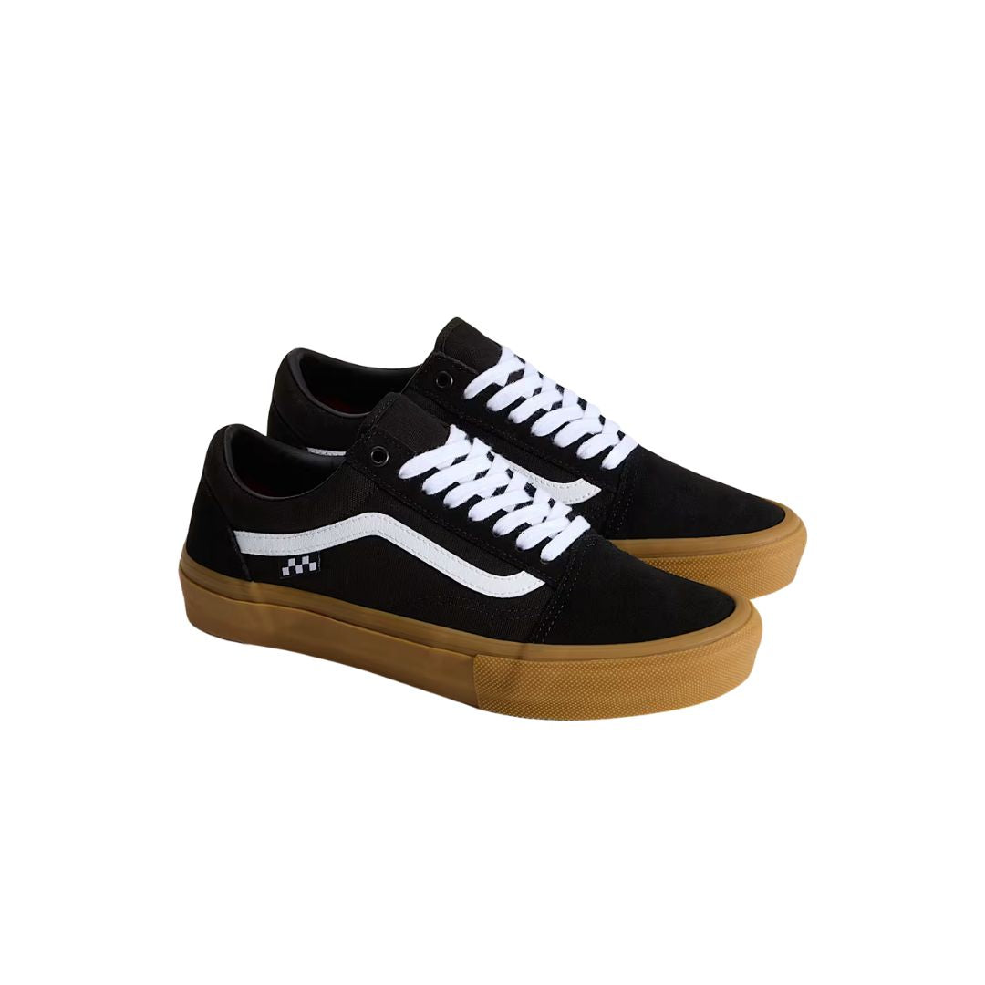 Par de zapatillas Vans Skate Old Skool black gum en vista tres cuartos sobre fondo blanco.