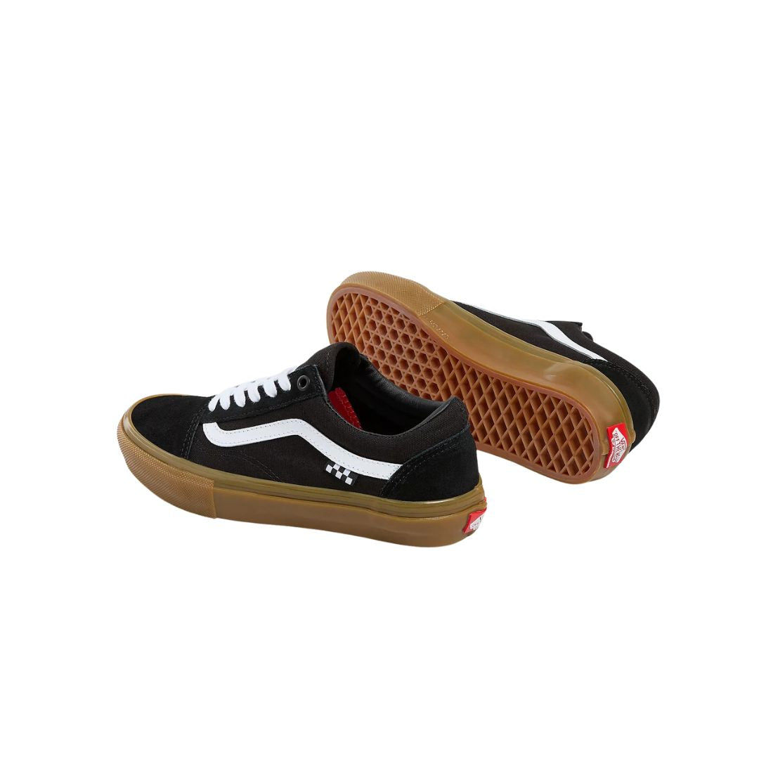 Par de zapatillas Vans Skate Old Skool black gum con una suela expuesta mostrando patrón waffle de goma.