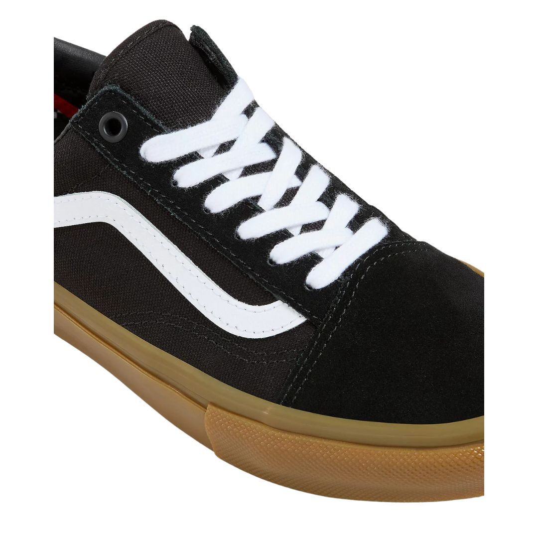 Detalle de la parte delantera de las zapatillas Vans Skate Old Skool black gum con cordones blancos y puntera de ante.