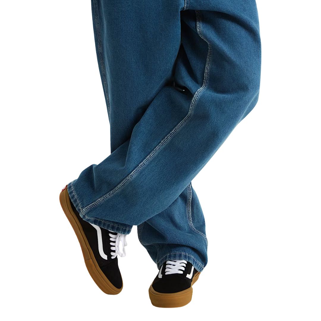 Zapatillas Vans Skate Old Skool black gum en uso, combinadas con pantalón vaquero amplio.