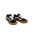 Par de zapatillas Vans Skate Old Skool black gum en vista frontal tres cuartos sobre fondo blanco.