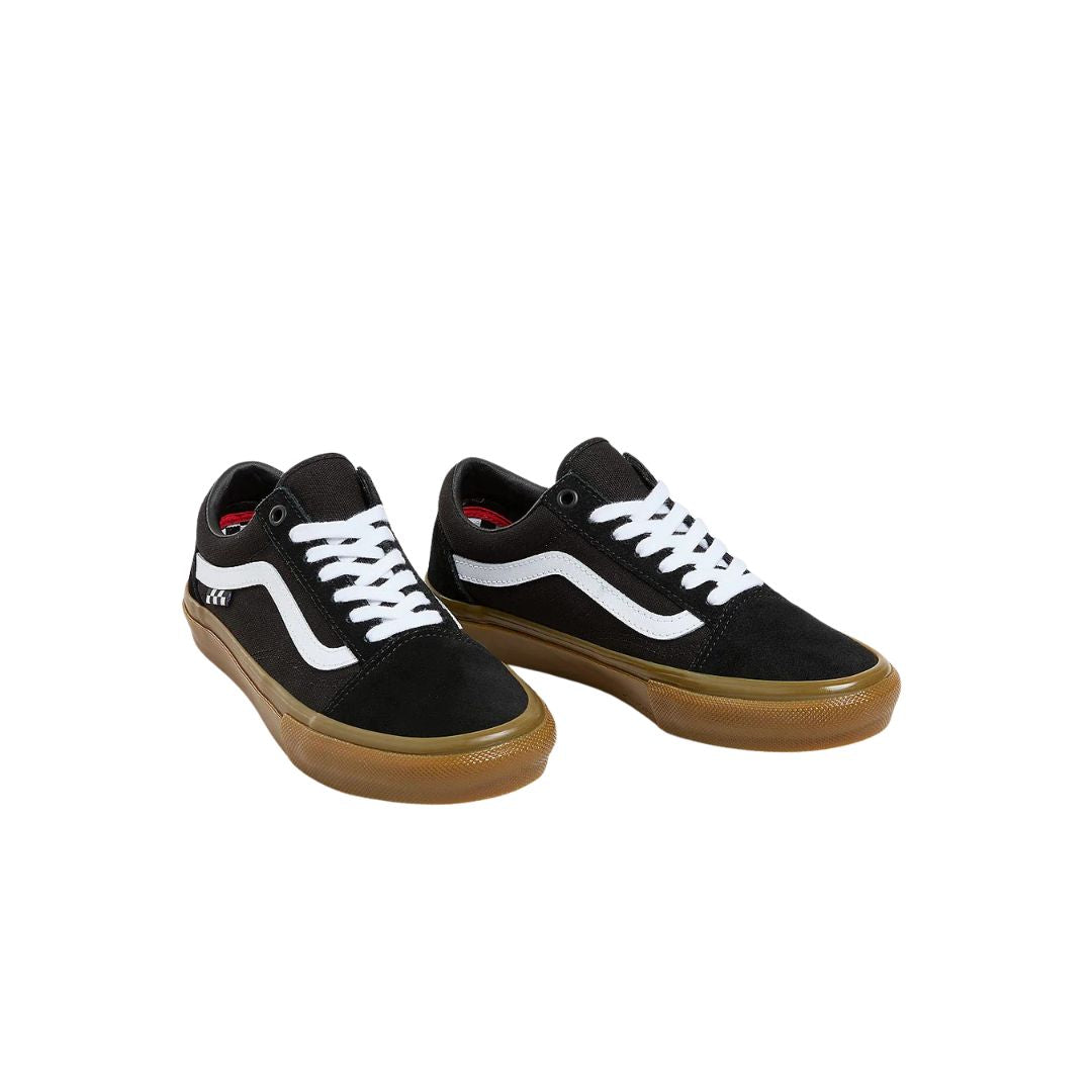 Par de zapatillas Vans Skate Old Skool black gum en vista frontal tres cuartos sobre fondo blanco.