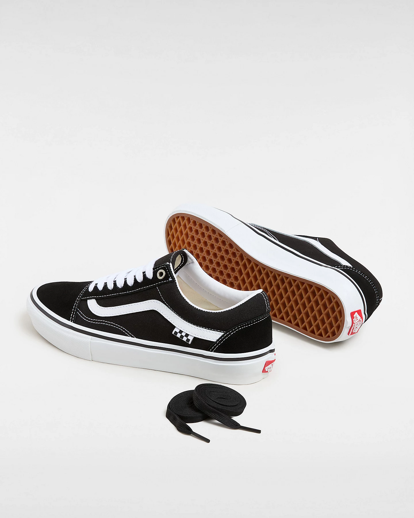 Zapatillas Vans Skate Old Skool Negras con la suela blanca y cordones blancos con negros de repuesto