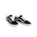 Par de zapatillas Vans Skate Old Skool black white sobre fondo blanco