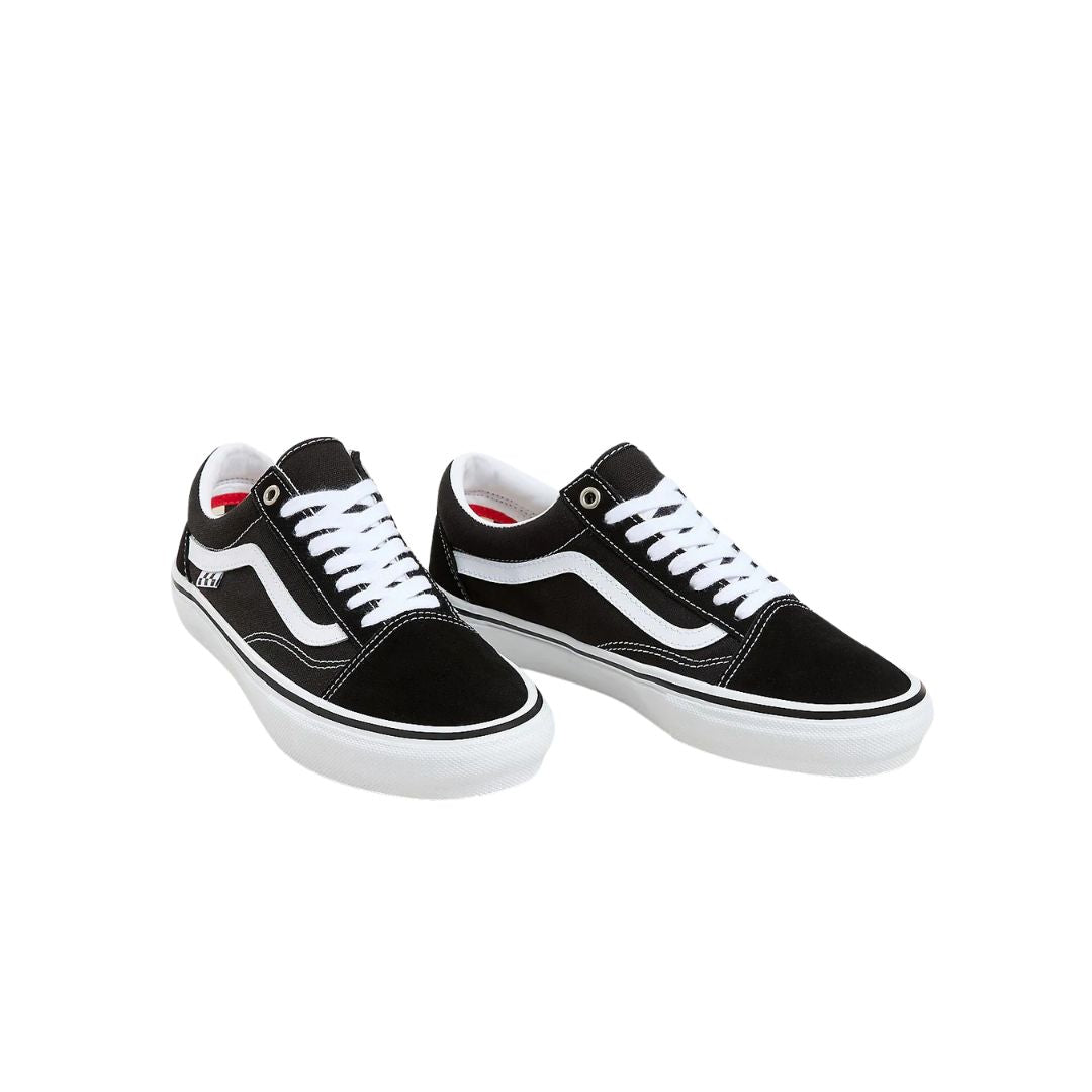 Par de zapatillas Vans Skate Old Skool black white sobre fondo blanco