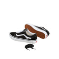 Par de zapatillas Vans Skate Old Skool black white con suela waffle y cordones extra incluidos.