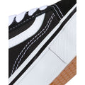 Detalle lateral de las zapatillas Vans Skate Old Skool color black white mostrando refuerzo DURACAP en la suela.