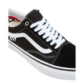 Detalle de cordones y puntera de las zapatillas Vans Skate Old Skool black white con costuras blancas.