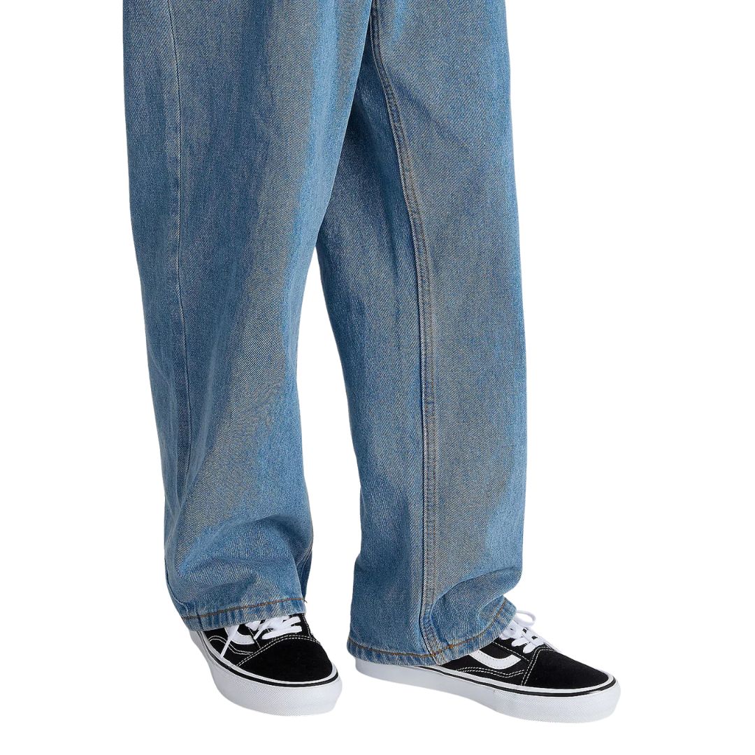 Zapatillas Vans Skate Old Skool black white en uso combinadas con pantalón vaquero ancho.
